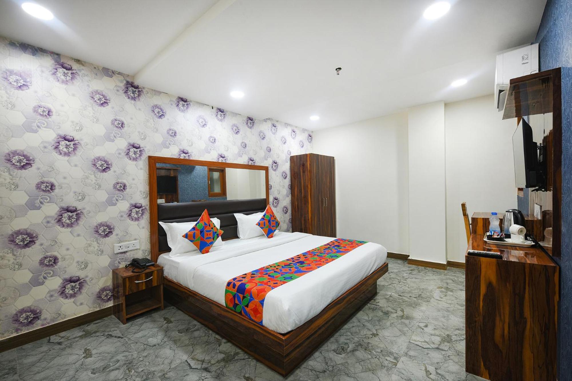 Fabhotel Mona Continental - Nr Laxmi Nagar It Hub Ню Делхи Екстериор снимка