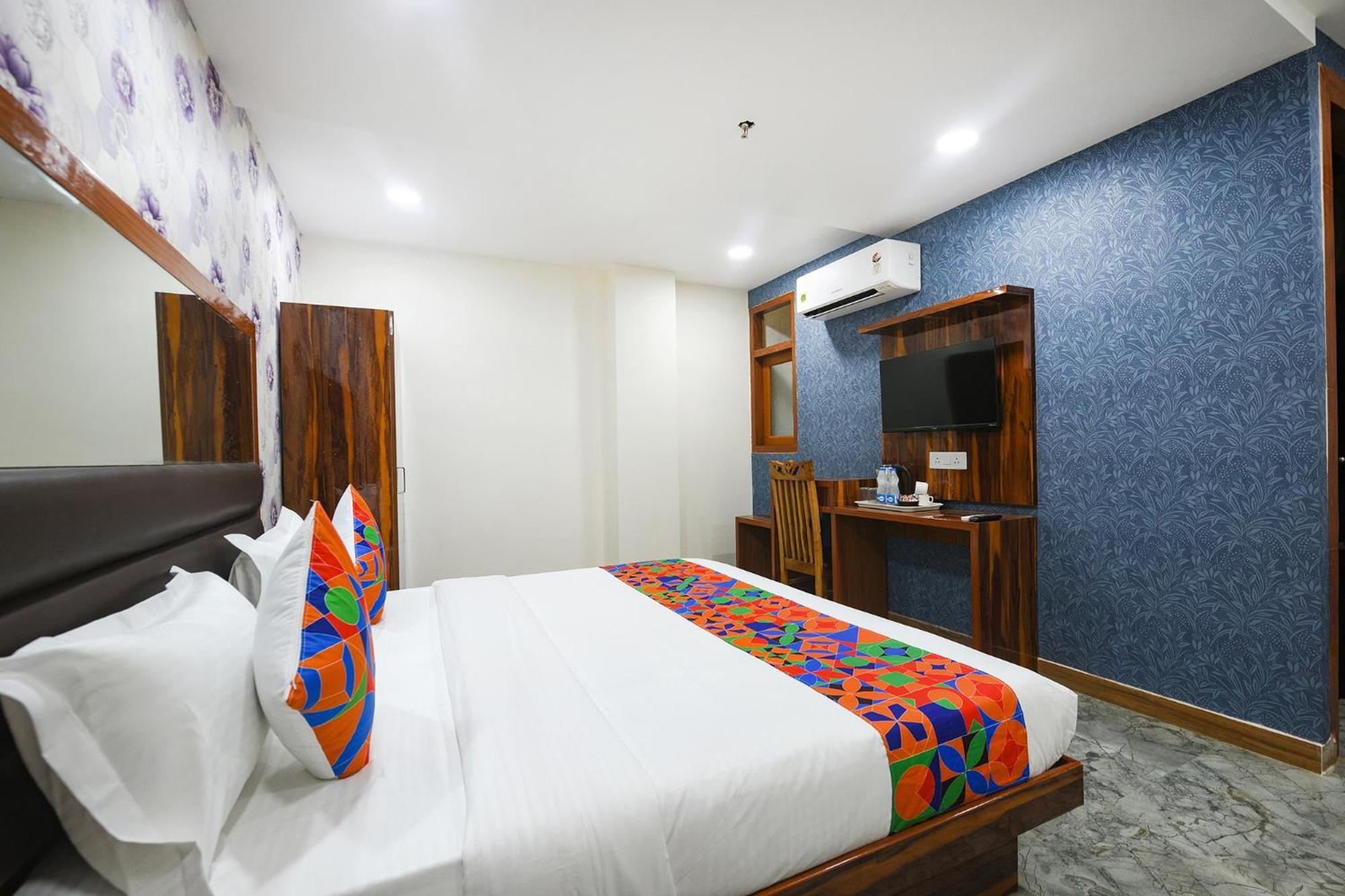 Fabhotel Mona Continental - Nr Laxmi Nagar It Hub Ню Делхи Екстериор снимка